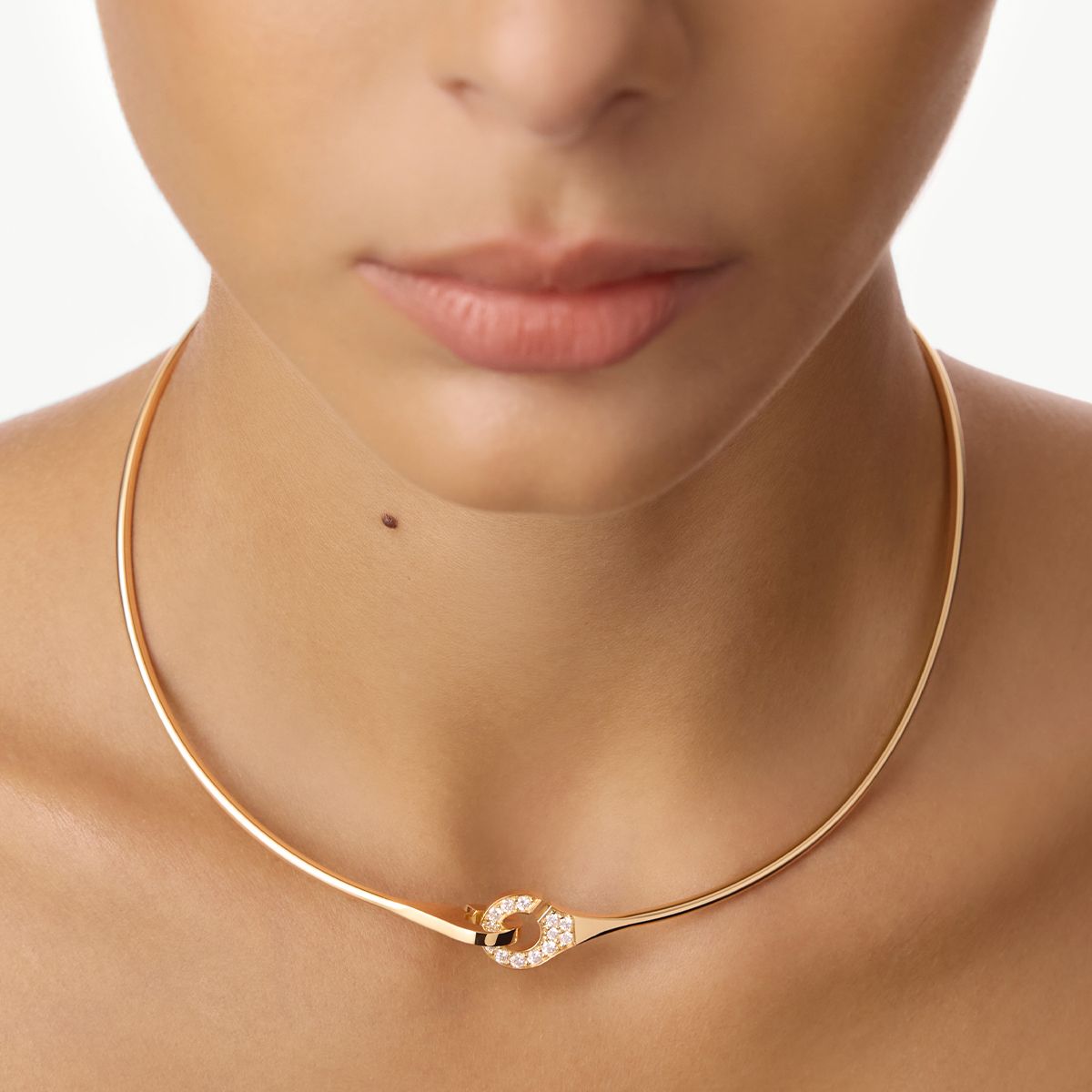 Collier Torque Menottes dinh van sculptées demi-pavé