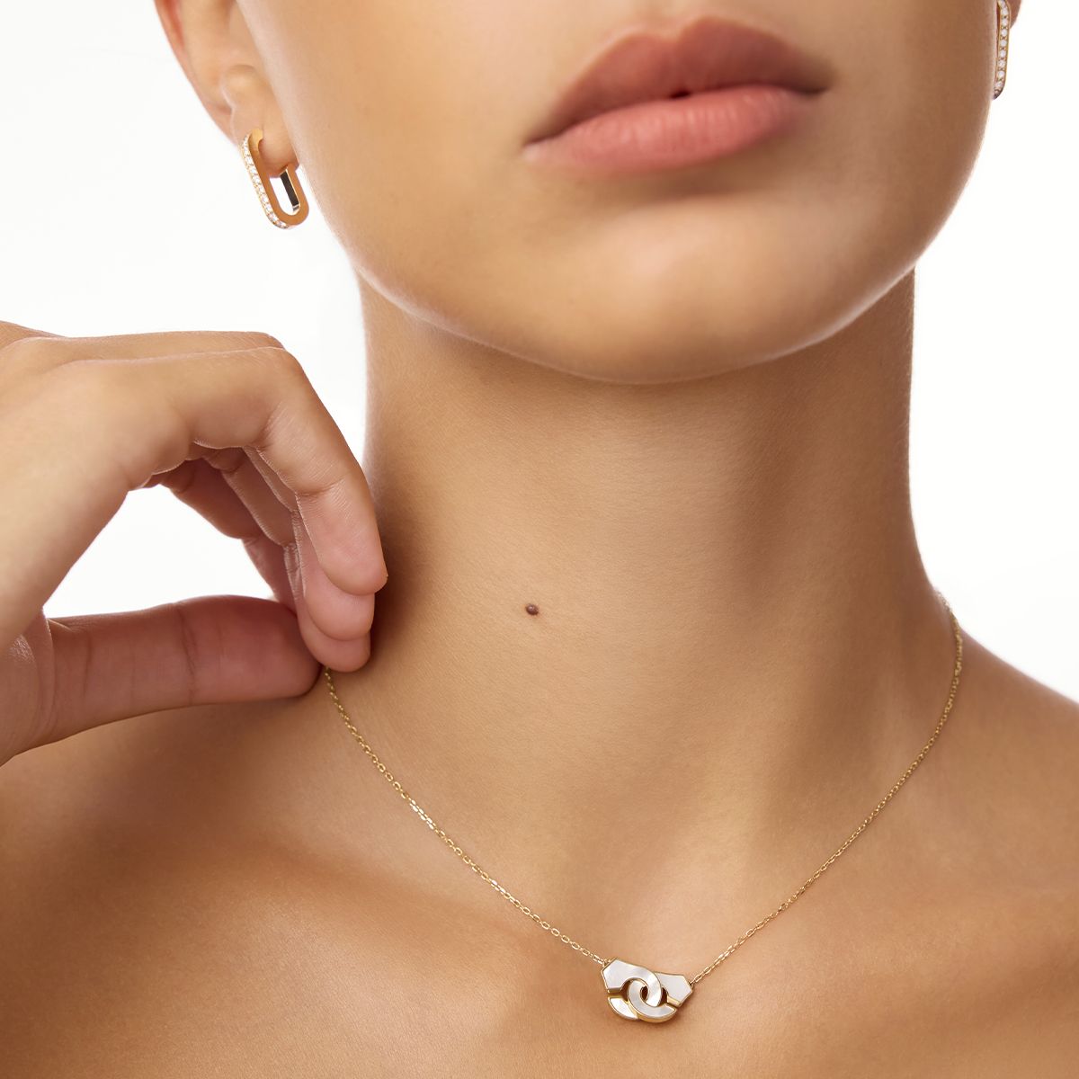 Collier Menottes dinh van nacre petit modèle 