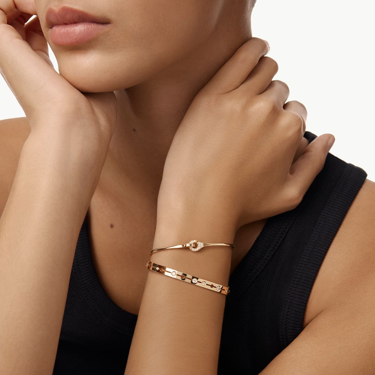 Bracelet jonc Menottes dinh van sculptées demi-pavé